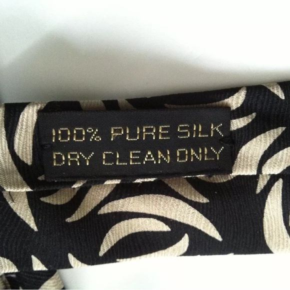 GIORGIO ARMANI MENS BLACK 100%SILK CLASSIC NECK TIE WIDTH: 3 1/2" MADE IN ITALY - Picture 3 of 5